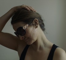 Film Moje nová tvář vypráví skutečný příběh ženy, která přežila útok kyselinou 