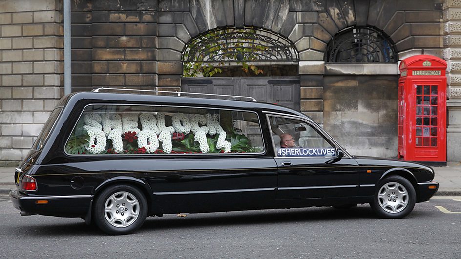 Návrat Sherlocka na obrazovky oznámil pohřební vůz.