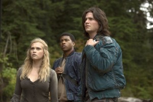 The 100 -- "Earth Kills" -- Image: HU103b_0392 â€“ Pictured (L-R): Eliza Taylor as Clarke, Eli Goree as Wells, and Thomas McDonell as Finn -- Photo: Cate Cameron/The CW -- © 2014 The CW Network, LLC. All Rights Reserved