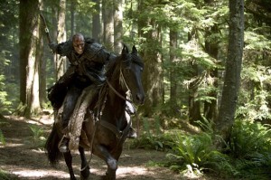 Hypable. ‘The 100′ season 2 premiere stills: Clarke meets the Mountain Men, [online]. [cit. 18. 10. 2015]. Dostupné z WWW: http://www.hypable.com/the-100-season-2-episode-1-stills-mountain-men/